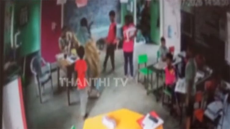 அரசு பள்ளி தலைமை ஆசிரியை மீது தாக்குதல் - சஸ்பெண்ட் நடவடிக்கைக்கு உத்தரவிட்ட அதிகாரிகள்