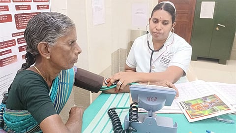 கோரிக்கை அட்டை அணிந்து பணி செய்யும் அரசு மருத்துவமனை நர்சுகள்
