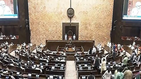 எதிர்க்கட்சிகள் கடும் அமளி: நாடாளுமன்ற இரு அவைகளும் அடுத்தடுத்து ஒத்திவைப்பு