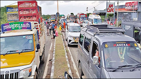 கம்பம்மெட்டு மலைப்பாதையில் சபரிமலைக்கு செல்லும் வாகனங்களை திருப்பி அனுப்பும் போலீசார்