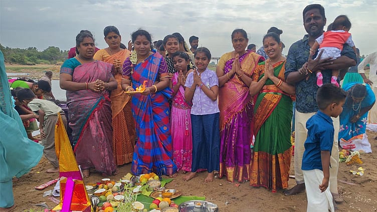 ஆடிப்பெருக்கு விழா.. காவிரி கரைகளில் புதுமண தம்பதிகள், பொதுமக்கள் வழிபாடு