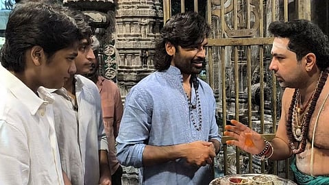 மகன்களுடன் அண்ணாமலையாரை தரிசித்த தனுஷ்... கோ-பூஜையிலும் பங்கேற்பு