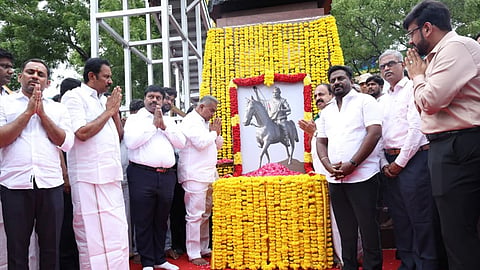 
சுதந்திர போராட்ட வீரர் தீரன் சின்னமலை நினைவு நாள்; அமைச்சர்கள் மலர் தூவி மரியாதை
