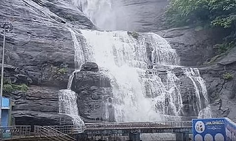 குற்றாலம் அருவிகளில் 2-வது நாளாக குளிக்க தடை