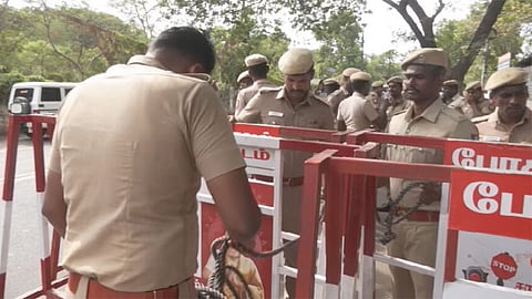 
தஞ்சை தெற்கில் போக்குவரத்துக்கு தடை