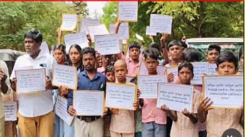ராமநாதபுரம் மாவட்டத்தில் பள்ளி மாணவர்களுடன் கலெக்டரிடம் மனு அளித்தவர் மீது போலீசார் வழக்குப்பதிவு செய்தனர்.