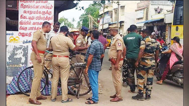 விக்கிரமசிங்கபுரம் பஸ் நிறுத்தத்தில் வாலிபர் சரமாரி வெட்டிக்கொலை: 4 பேரை பிடித்து போலீசார் விசாரணை
