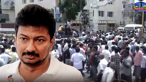 உதயநிதி ஸ்டாலின் கைது எதிரொலி... தமிழகத்தின் பல்வேறு பகுதிகளில் திமுகவினர் ஆர்ப்பாட்டம்