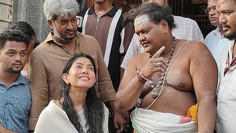 

திருவண்ணாமலை கோவிலில் நடிகை சாய் பல்லவி சாமி தரிசனம் 