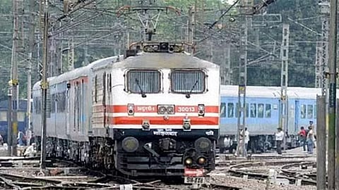 
தமிழ்நாடு எக்ஸ்பிரஸ் ரெயிலில் சூட்கேஸில் மனித உடல் பாகங்கள் கண்டெடுப்பு ஆக்ரா ரெயில் நிலையத்தில் பரபரப்பு