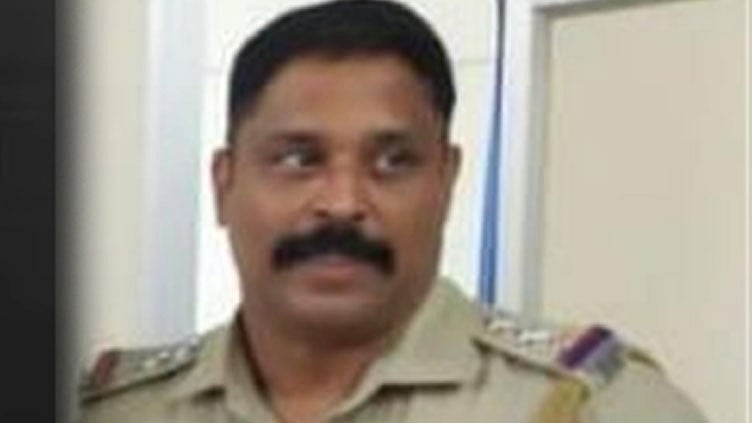 தொழிலதிபரிடம் ரூ.40 லட்சம் பறித்ததாக புகார்: போலீஸ் இன்ஸ்பெக்டர் சஸ்பெண்ட்