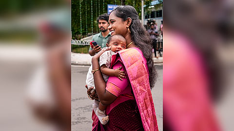 பட்ஜெட் கூட்டத்தொடரில் பங்கேற்க கைக்குழந்தையுடன் வருகை தந்த த.வெ.க. எம்.எல்.ஏ. பல்லவி