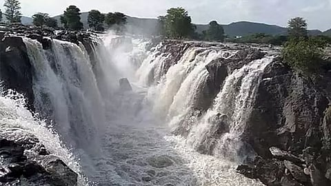 ஒகேனக்கல் அருவியில் நீர்வரத்து அதிகரிப்பு; குளிக்க, பரிசல் இயக்க தடை
