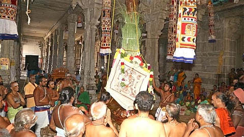 திருவையாறு ஜயாறப்பர் கோவிலில் ஆடிப்பூர விழா கொடியேற்றத்துடன் தொடங்கியது.
