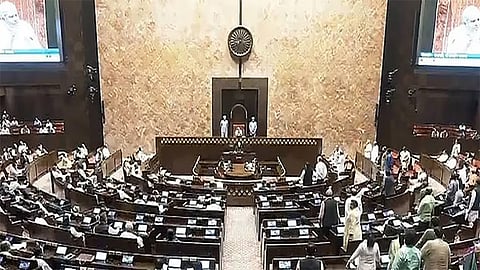 எதிர்க்கட்சிகள் அமளி: மக்களவை மதியம் 2 மணி வரை ஒத்திவைப்பு