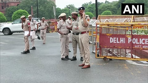 டெல்லியில் துப்பாக்கி கடத்தல் கும்பல் அதிரடி கைது - 18 கள்ளத்துப்பாக்கிகள் பறிமுதல்