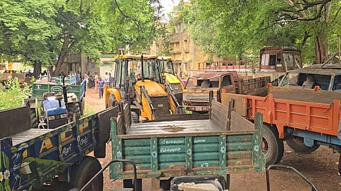 வாணியம்பாடி அருகே ஏரியில் அனுமதியின்றி மண் கடத்தல்: 9 டிராக்டர்கள், 2 ஜே.சி.பி. இயந்திரங்கள் பறிமுதல்