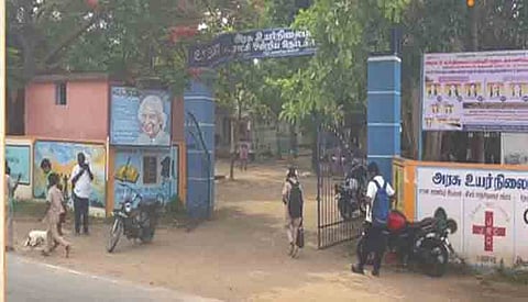 தருமபுரி அரசுப் பள்ளி ஒன்றில் கழிவறையைப் பயன்படுத்தச் சென்ற 9 மாணவர்கள் மின்சாரம் தாக்கி மயக்கமடைந்தனர்.