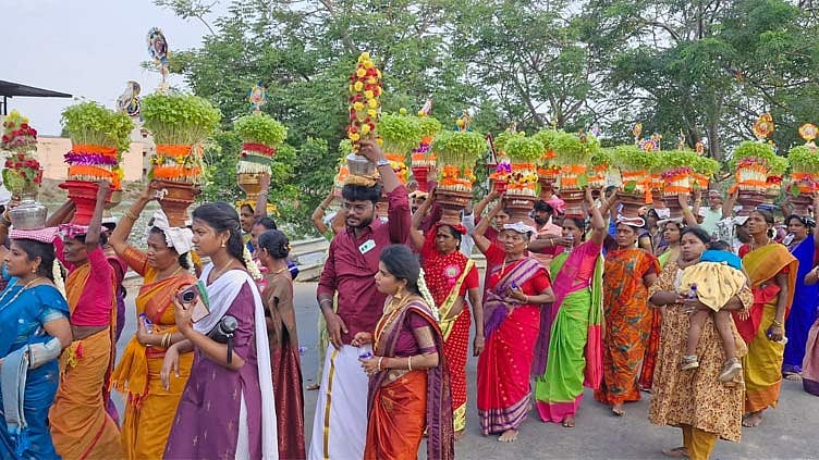 ஆடித் திருவிழா... 3 கி.மீ. நடந்து சென்று முளைப்பாரியை கடலில் கரைத்த பக்தர்கள்