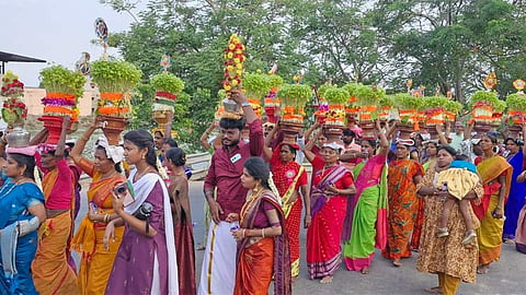 தொண்டி முத்துமாரியம்மன் கோவில் ஆடித்திருவிழா, முளைப்பாரி ஊர்வலம்