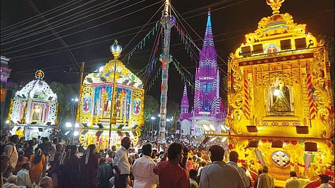 தெற்கு கள்ளிகுளம் அதிசய பனிமாதா ஆலயத்தில் அன்னையின் அலங்கார தேர் பவனி நடைபெற்றது.