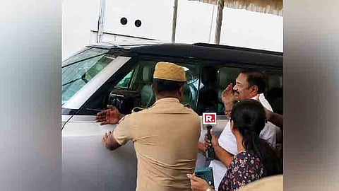 எதிர்க்கட்சி தலைவர் காரில் ஏற முயன்ற பழனிசாமி.