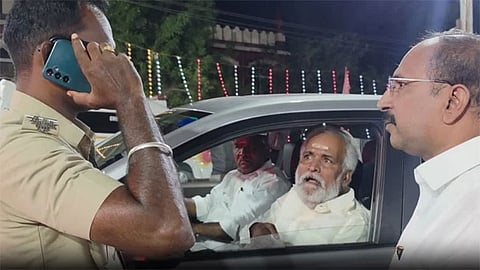 கோவிலுக்கு வந்த சேகர்பாபு கார் தடுத்து நிறுத்தம்... என்ன நடந்தது திருத்தணியில்!