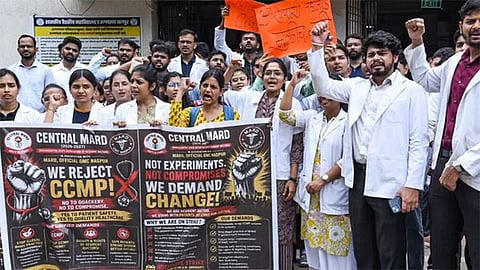 ஐகோர்ட்டு எச்சரிக்கை; மராட்டிய மாநிலத்தில் பயிற்சி டாக்டர்களின் வேலைநிறுத்தப் போராட்டம் வாபஸ் - இன்று பணிக்கு திரும்பினர்