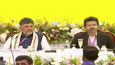 தென் மண்டல கவுன்சில் கூட்டம்: அருகருகே அமர்ந்திருந்த விஜய் - டி.கே.சிவக்குமார்