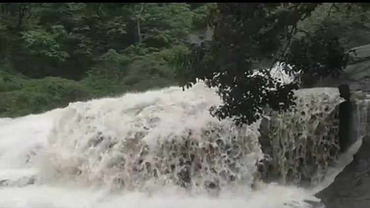கோவை குற்றால அருவியில் மீண்டும் வெள்ளப்பெருக்கு; குளிக்க தடை விதிப்பு