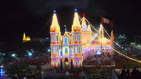வேளாங்கண்ணி புனித ஆரோக்கிய மாதா பேராலய ஆண்டு பெருவிழா கொடியேற்றதுடன் தொடங்கியது 
