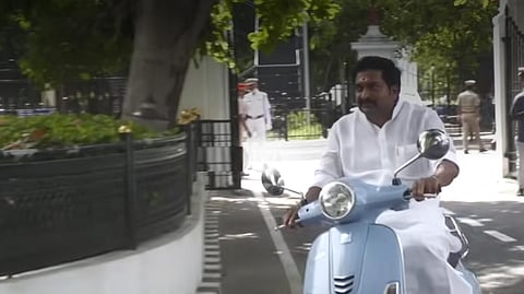 ஹெல்மெட் மற்றும் நம்பர் பிளேட் இன்றி பைக்கில் வந்த ஆளுங்கட்சி எம்.எல்.ஏ ; அபராதம் விதித்த காவல்துறை