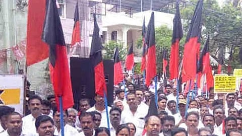 மு.க.ஸ்டாலினுக்கு போலீஸ் பாதுகாப்பு குறைப்பு; தி.மு.க.வினர் கண்டனம்