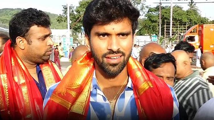 திருப்பதி ஏழுமலையான் கோவிலில் கிரிக்கெட் வீரர் வாஷிங்டன் சுந்தர் சாமி தரிசனம்