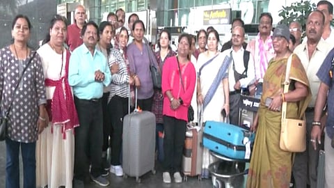 
நேபாள வெள்ளம்:  டீ குடிக்க சென்று உயிர் தப்பிய அதிசயம்; ஊர் திரும்பிய 54 கன்னடர்கள் உருக்கம்
