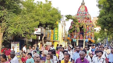 திருச்செந்தூர் வெயிலுகந்தம்மன் கோவிலில் ஆவணி திருவிழாவின் சிகர நிகழ்வான தேரோட்டம் விமரிசையாக நடைபெற்றது.