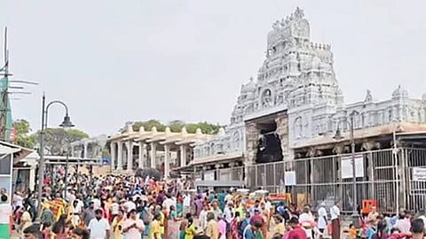 விடுமுறை தினம்: திருச்செந்தூரில் குவிந்த பக்தர்கள்... 4 மணி நேரம் காத்திருந்து சாமி தரிசனம்