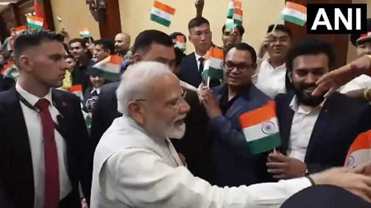 கிர்கிஸ்தான் சென்ற பிரதமர் மோடிக்கு கலாசார நிகழ்ச்சிகளுடன் உற்சாக வரவேற்பு