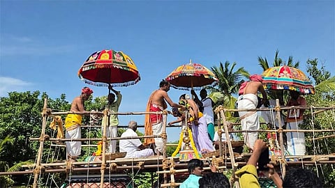 திருவையாறு அருகே மேலபுனவாசல் கிராமத்தில் விநாயகர், சீனிவாச பெருமாள் கோவில்களின் கும்பாஷேகம் விமரிசையாக நடைபெற்றது.