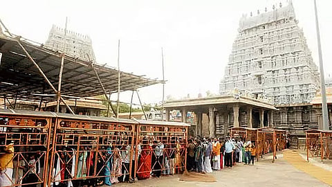 விடுமுறை தினம்: திருவண்ணாமலையில் குவிந்த பக்தர்கள் கூட்டம்