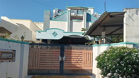 நாமக்கல் மாவட்டம் பிலிக்கல் பாளையம் அருகே முகமூடி கொள்ளையர்கள் 40 பவுன் நகை, 40 லட்சம் பணத்தை கொள்ளையடித்தனர்.