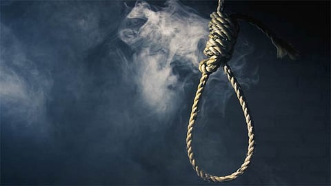 ஓய்வுபெற்ற அரசு ஊழியர் தூக்கிட்டு தற்கொலை - அதிர்ச்சி சம்பவம்
