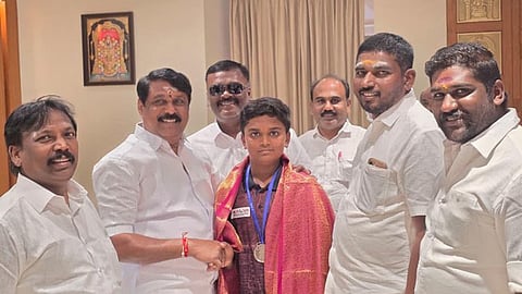 திருநெல்வேலிக்கு பெருமை சேர்த்த இளம் கிரிக்கெட் வீரர்  பிஜுமுகேஷனுக்கு நயினார் நாகேந்திரன் வாழ்த்து