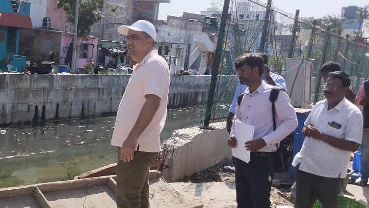 வடகிழக்கு பருவமழை முன்னெச்சரிக்கை: பெருங்குடி மண்டலத்தில் துணை ஆணையாளர் ஆய்வு