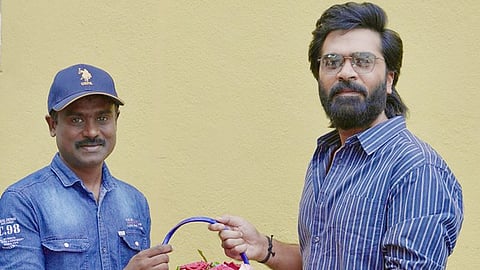 
‘ஒன் மேன்’ படத்திற்கு அங்கீகாரம் கிடைக்குமா? – சங்ககிரி ராஜ்குமாரை நேரில் பாராட்டிய சிம்பு 