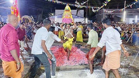 நாகை காடம்பாடி திரௌபதி அம்மன் கோவில் தீமிதி திருவிழா நடைபெற்றது