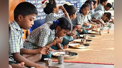 மாநகராட்சி பள்ளியில் குழந்தைகளுக்கு வழங்க வேண்டிய ‘காலை உணவு’ பொங்கல் ஓட்டலுக்கு விற்பனை