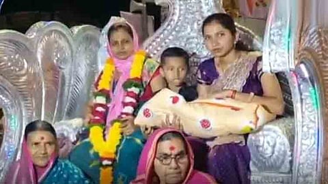 மராட்டியத்தில் ஒரு குடும்பத்தில் 200 ஆண்டுகளுக்கு பிறகு பெண் குழந்தை பிறந்தது.