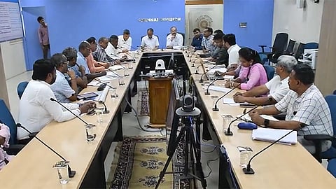 ரெயில்வே பகுதிகளில் பருவமழை முன்னெச்சரிக்கை பணிகள் - சென்னை மாநகராட்சி ஆணையாளர் தலைமையில் ஆய்வுக்கூட்டம் 