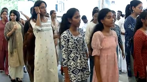 தமிழக சட்டப்பேரவை நிகழ்வுகளை பார்வையிட இன்று ஒரே நாளில் 1,500 பேர் வருகை 